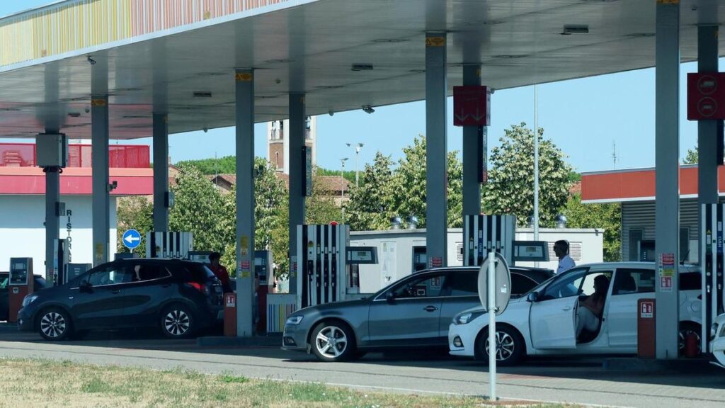 Prezzi del diesel superano 3 euro al litro in alcune stazioni di servizio in Italia
