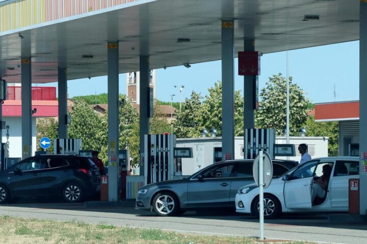 Prezzi del diesel superano 3 euro al litro in alcune stazioni di servizio in Italia