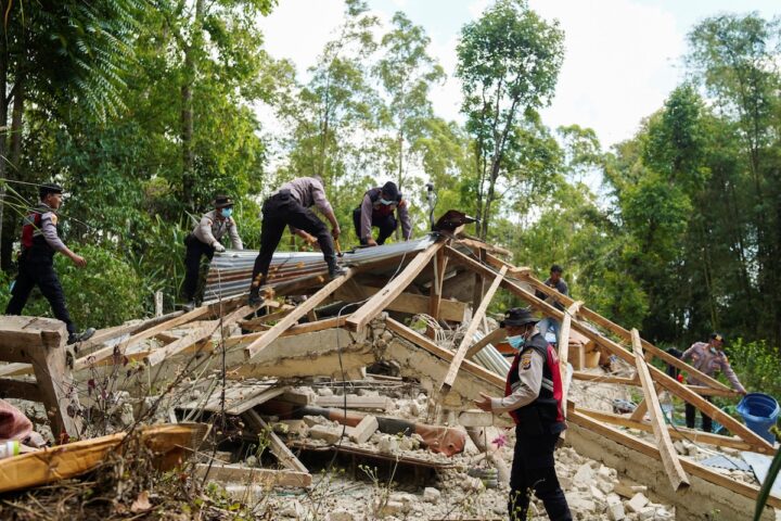Proseguono i soccorsi a Flores dopo il terremoto di magnitudo 7.7, 47 morti accertati