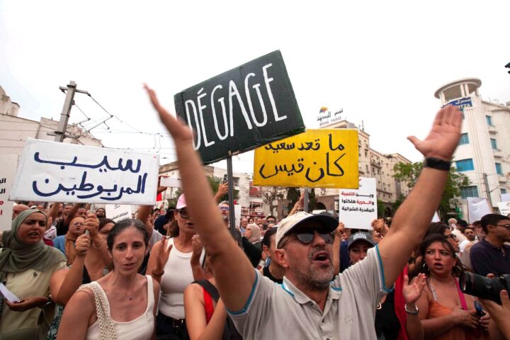 Proteste in Tunisia contro il presidente Kaïs Saïed e i blackout programmati