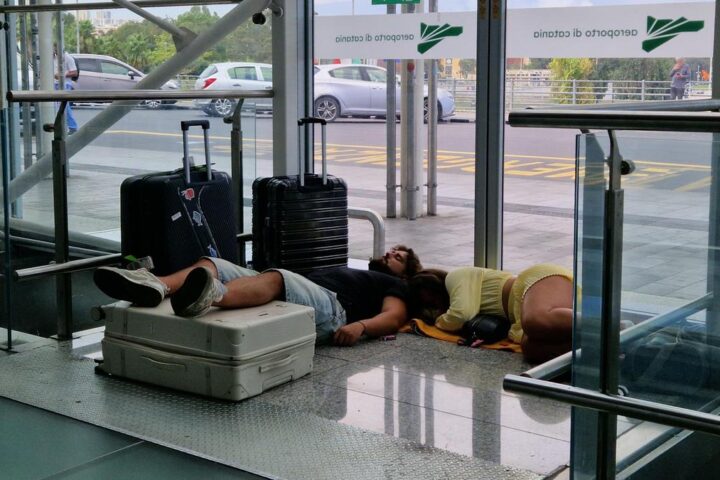 Quando riapre l'aeroporto di Catania: aggiornamenti sulla situazione dei voli e dei passeggeri bloccati dalla cenere vulcanica