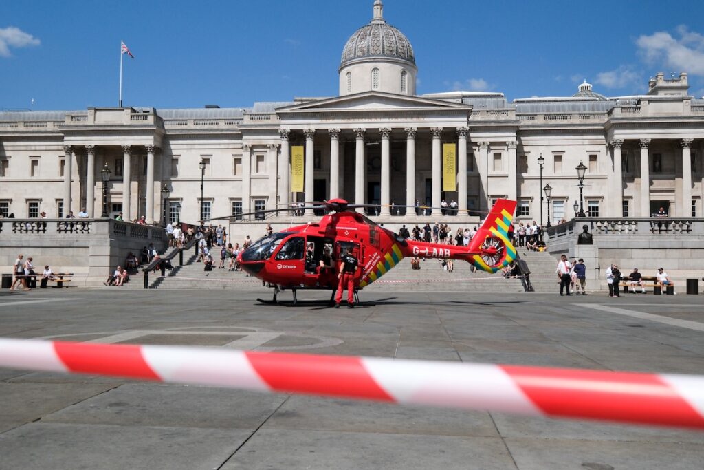 Quattro uomini accoltellati a Londra, arrestata donna per aggressione e detenimento di armi