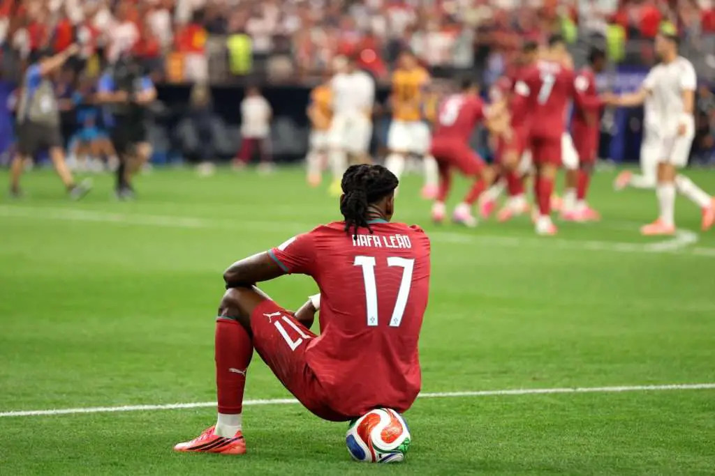 Rafael Leão rifiuta l'Aston Villa e sceglie il Galatasaray: una decisione strategica per la sua carriera