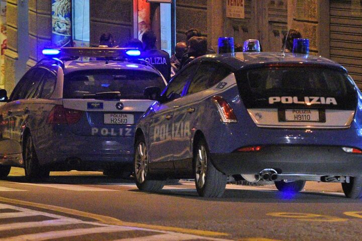 Ragazzino ferito con un coltello mentre difende la madre in una lite a La Spezia