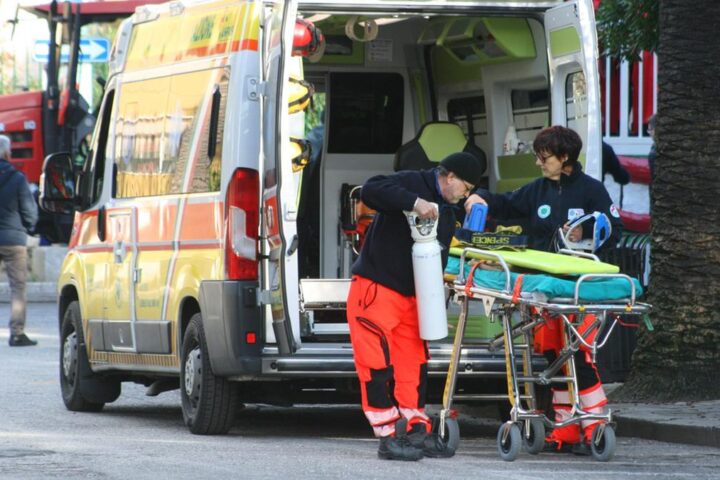 Ragazzo di 15 anni ferito a La Spezia mentre difendeva la madre durante una lite
