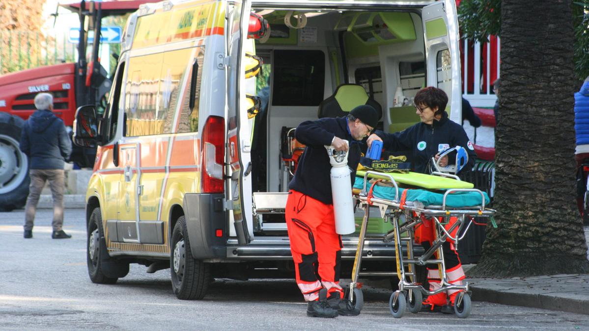 Ragazzo di 15 anni ferito a La Spezia mentre difendeva la madre durante una lite