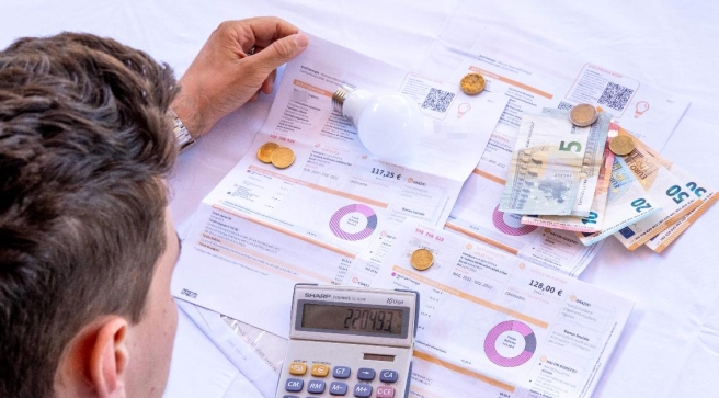 Rincari bollette: spesa familiare in aumento fino a 270 euro, polemica con le imprese
