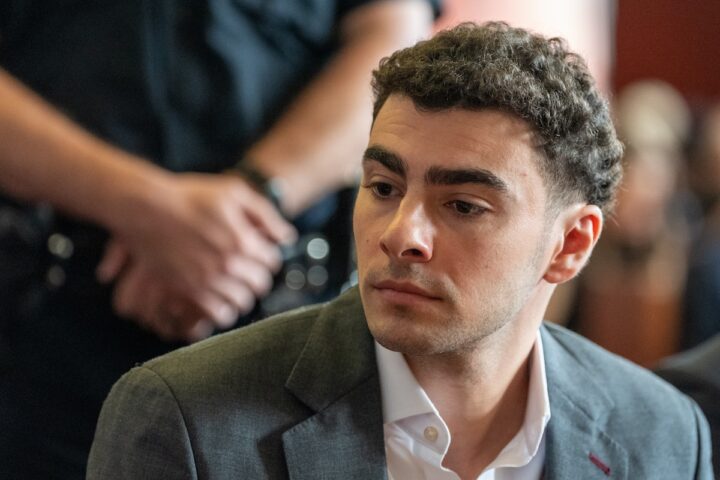 Rinvio del processo per omicidio a Luigi Mangione: nuova data fissata per il 10 dicembre