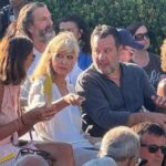 Salvini contestato durante omaggio a De André in Sardegna, politica in ferie estive