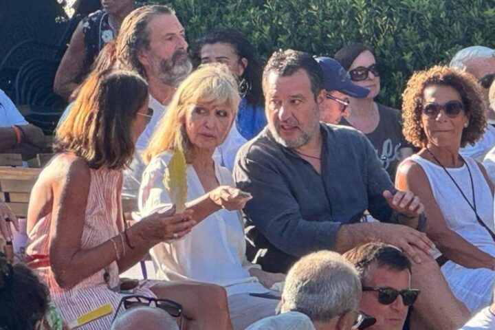 Salvini contestato durante omaggio a De André in Sardegna, politica in ferie estive