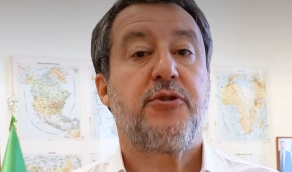 Salvini difende i dati sui treni, scoppia la polemica: «Ha cambiato i parametri»