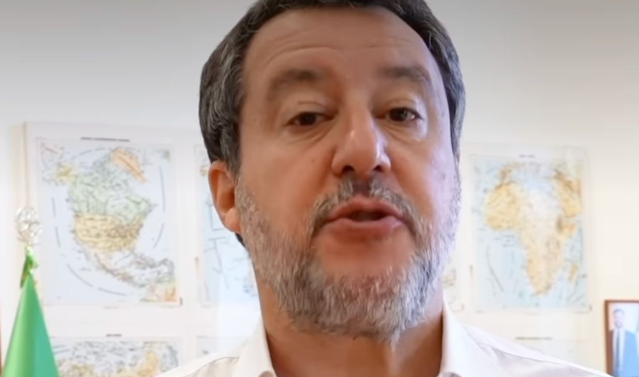 Salvini difende i dati sui treni, scoppia la polemica: «Ha cambiato i parametri»
