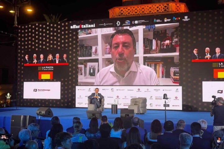 Salvini risponde alle critiche nordiste e difende gli extraprofitti: «Meglio sacrificare cinque banchieri che cinquanta milioni di italiani»