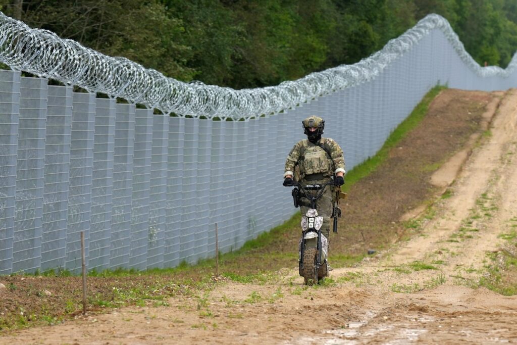 Scoperto tunnel segreto usato dai migranti per entrare in Lettonia dalla Bielorussia