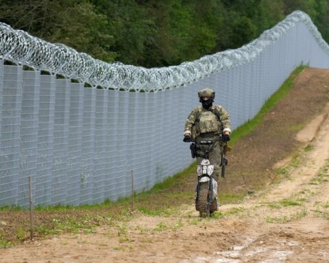 Scoperto tunnel segreto usato dai migranti per entrare in Lettonia dalla Bielorussia
