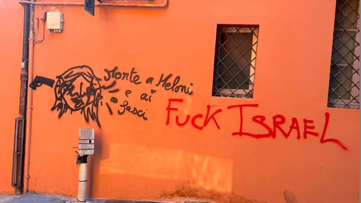 Scritte minacciose contro Giorgia Meloni a Bologna: indagini avviate per rimozione