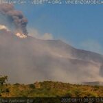 Situazione critica all'aeroporto di Catania: arrivi sospesi fino alle 19 per eruzioni dell'Etna