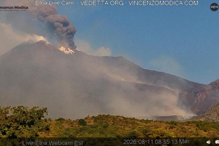 Situazione critica all'aeroporto di Catania: arrivi sospesi fino alle 19 per eruzioni dell'Etna