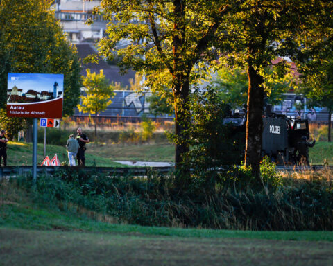 Sparatoria durante un rave ad Aarau: un morto e cinque feriti, caccia al responsabile