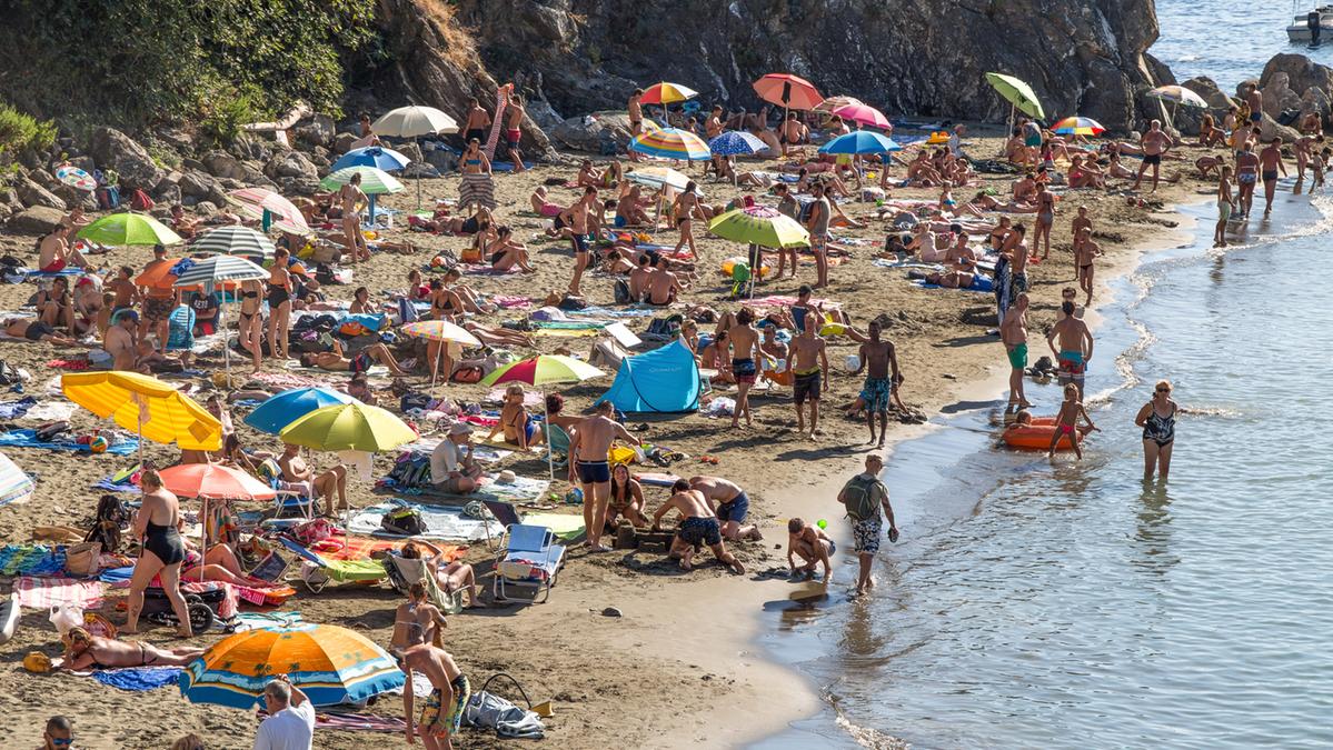 Spiagge libere in Italia: attenzione alle regole e multe fino a 3.000 euro per chi prenota posti
