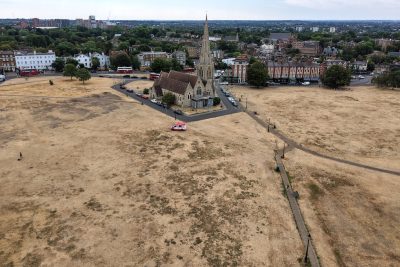 Stato di siccità dichiarato in sette zone dell'Inghilterra a luglio, parchi di Londra ingialliti