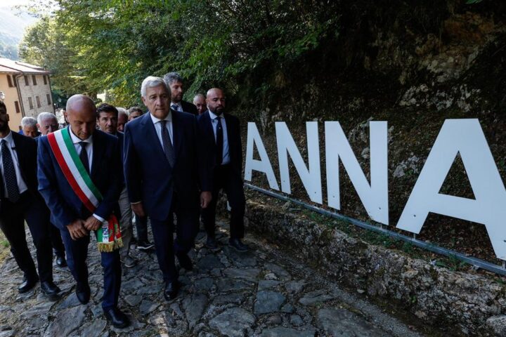 Tajani partecipa alla commemorazione dell’eccidio di Sant’Anna di Stazzema, un gesto storico per il governo italiano