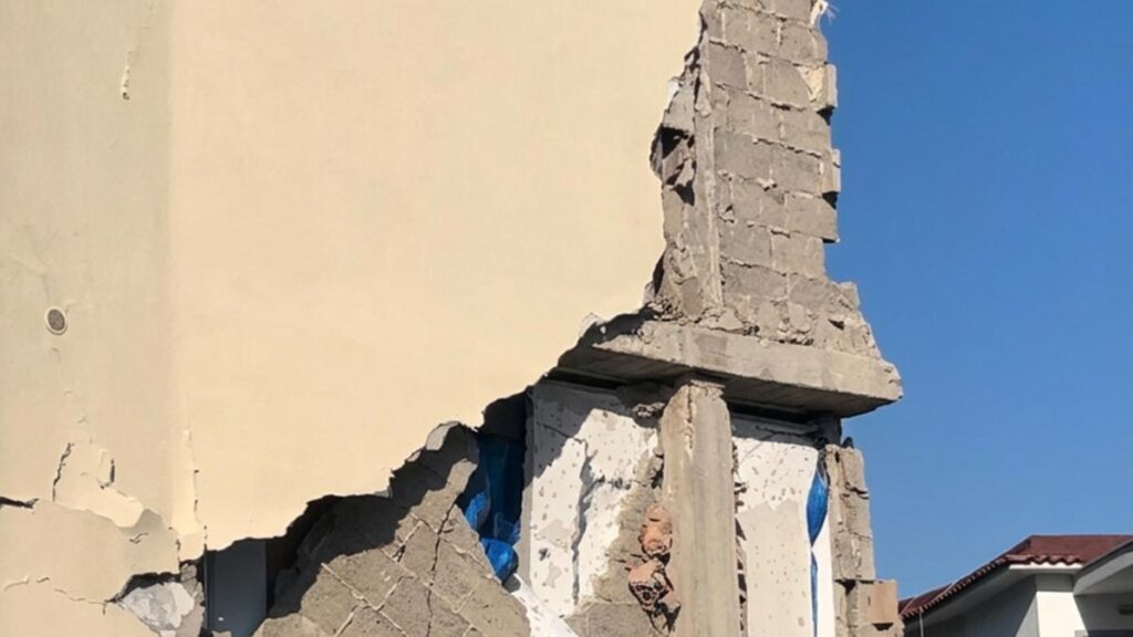 Terremoto ai Campi Flegrei: il parroco di Pozzuoli critica la gestione dell'emergenza e i crescenti sfollati