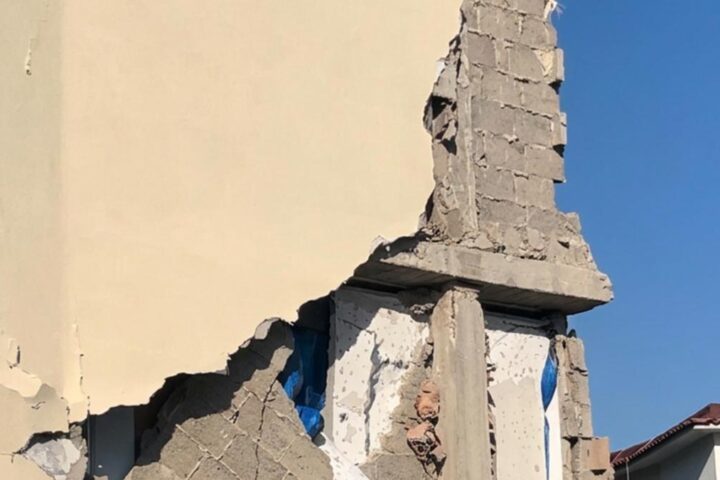 Terremoto ai Campi Flegrei: il parroco di Pozzuoli critica la gestione dell'emergenza e i crescenti sfollati