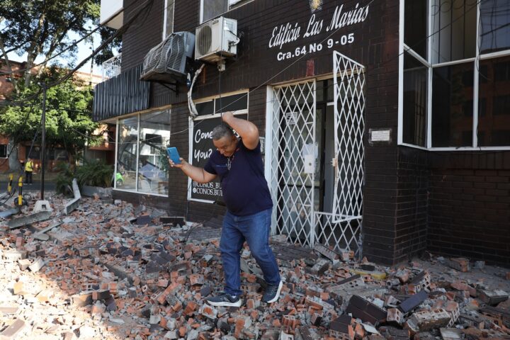 Terremoto di magnitudo 7.4 colpisce l'ovest della Colombia, feriti e danni a edifici