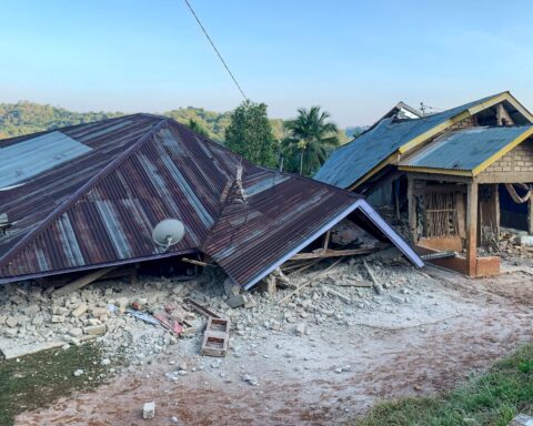 Terremoto di magnitudo 7.7 in Indonesia, almeno 47 morti e 500 italiani sull'isola di Flores
