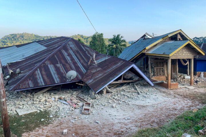 Terremoto di magnitudo 7.7 in Indonesia, almeno 47 morti e 500 italiani sull'isola di Flores