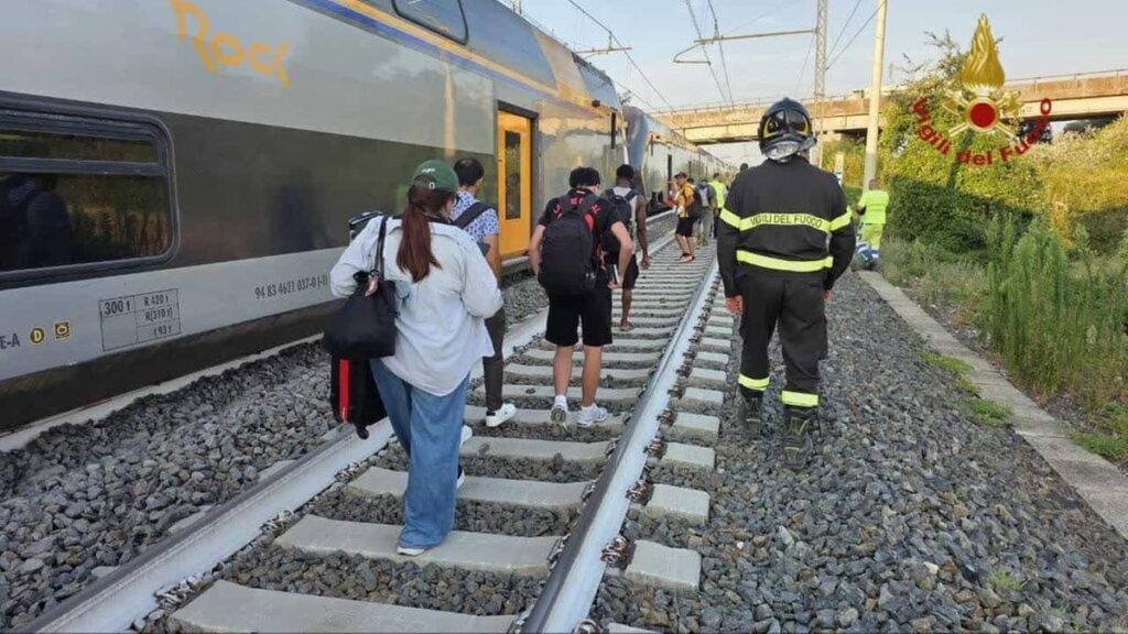 Treno deraglia dopo aver investito mucche sui binari vicino Roma, 450 passeggeri illesi