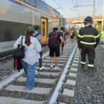 Treno deraglia dopo aver investito mucche sui binari vicino Roma, 450 passeggeri illesi