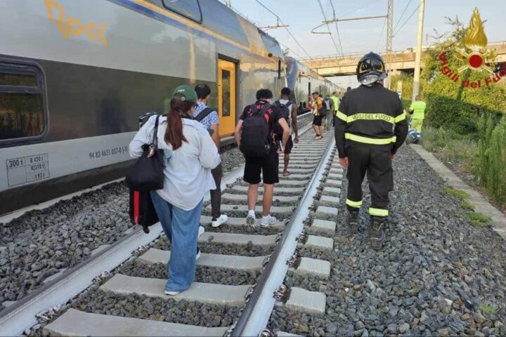 Treno deraglia dopo aver investito mucche sui binari vicino Roma, 450 passeggeri illesi