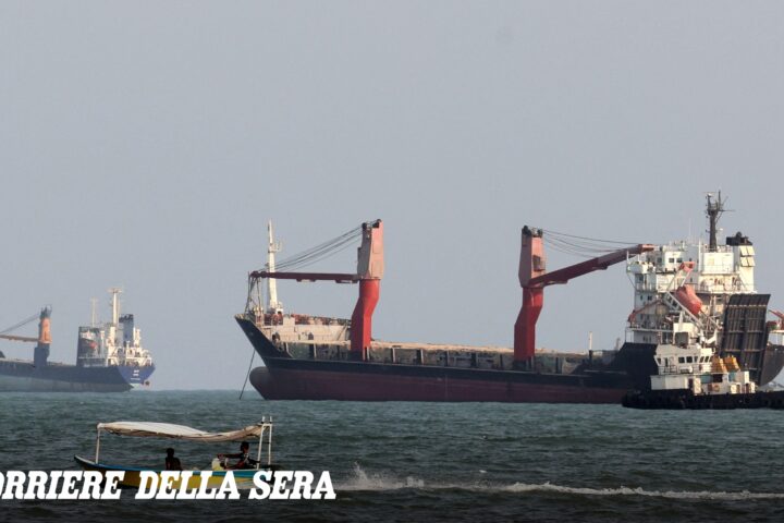 Trump afferma di controllare lo Stretto di Hormuz mentre gli Usa migliorano il transito del petrolio