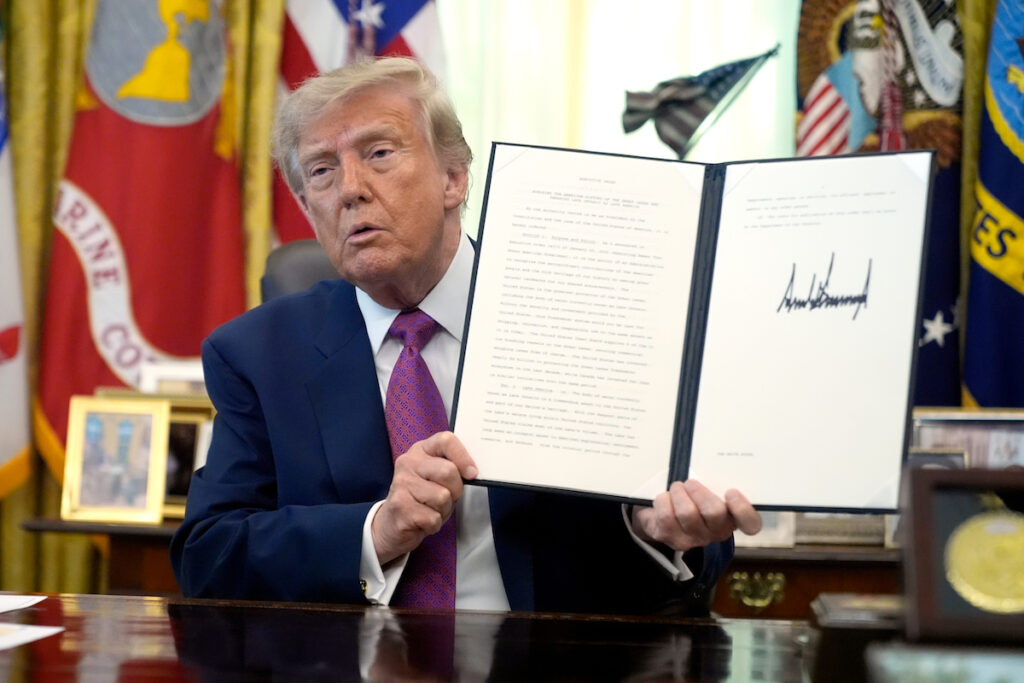 Trump firma un ordine esecutivo per rinominare il Lago Ontario in “Lago America”