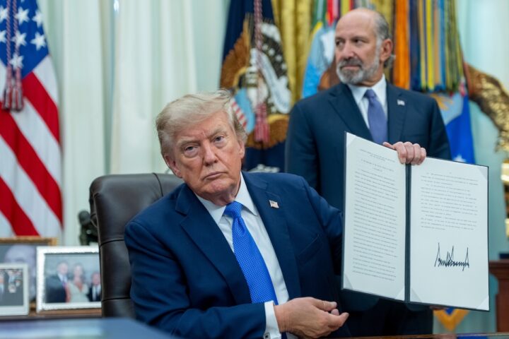 Trump ripresenta ordini su cittadinanza per nascita, limitando lo ius soli negli Stati Uniti