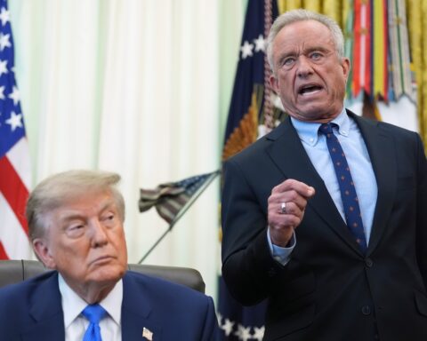 Trump ripropone la teoria infondata sui vaccini e l'autismo con nuovo ordine esecutivo