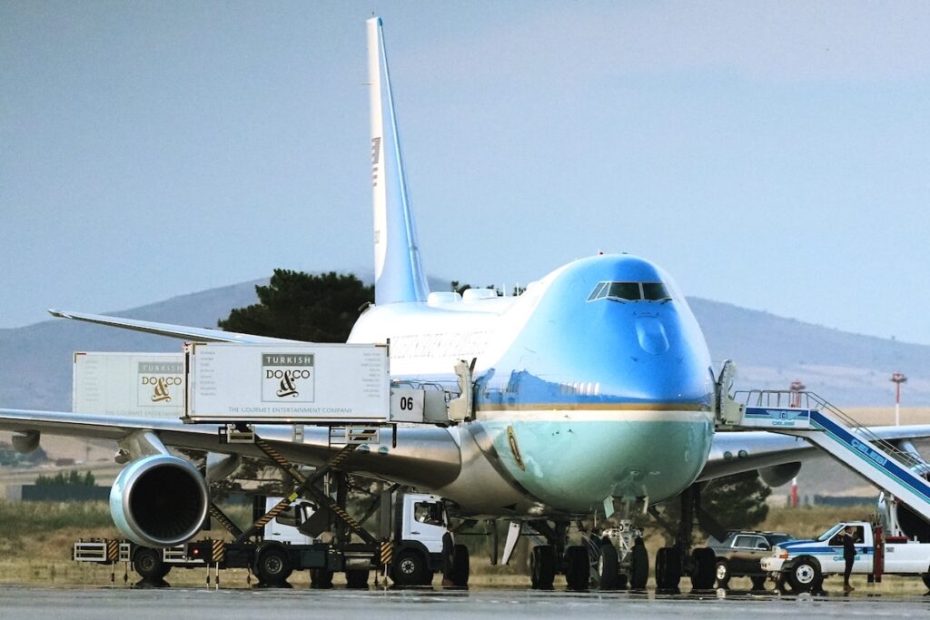 Trump trasportato segretamente in un carrello dall'Air Force One dopo minaccia iraniana