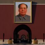 Un artista dissidente condannato a tre anni di carcere in Cina per statue di Mao Zedong