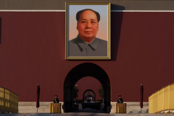 Un artista dissidente condannato a tre anni di carcere in Cina per statue di Mao Zedong