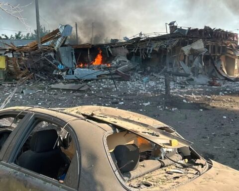 Un attacco missilistico russo provoca 10 morti a Pechenihy, regione di Kharkiv
