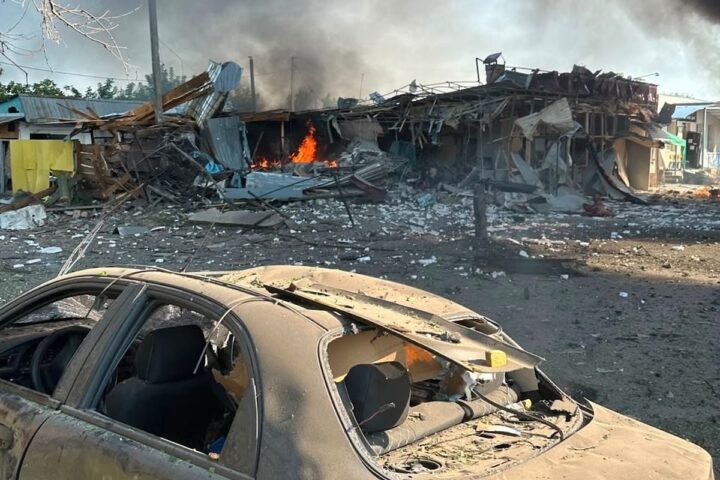 Un attacco missilistico russo provoca 10 morti a Pechenihy, regione di Kharkiv