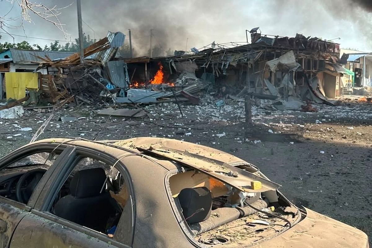 Un attacco missilistico russo provoca 10 morti a Pechenihy, regione di Kharkiv