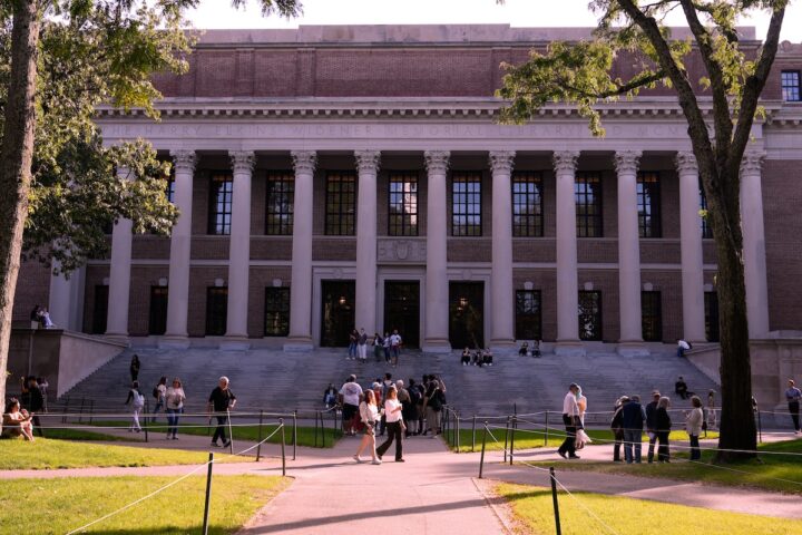 Un giudice federale respinge causa dell'amministrazione Trump contro l'Università di Harvard per antisemitismo
