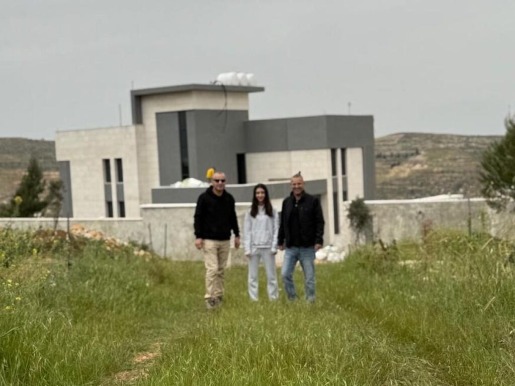 Un palestinese-americano sfida l'assedio dei coloni a Qusra in Cisgiordania