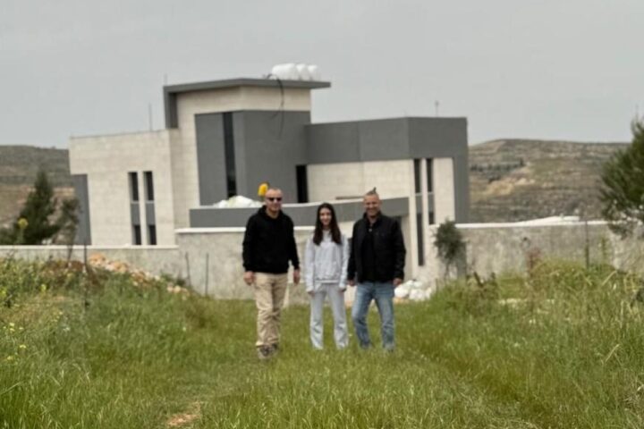 Un palestinese-americano sfida l'assedio dei coloni a Qusra in Cisgiordania