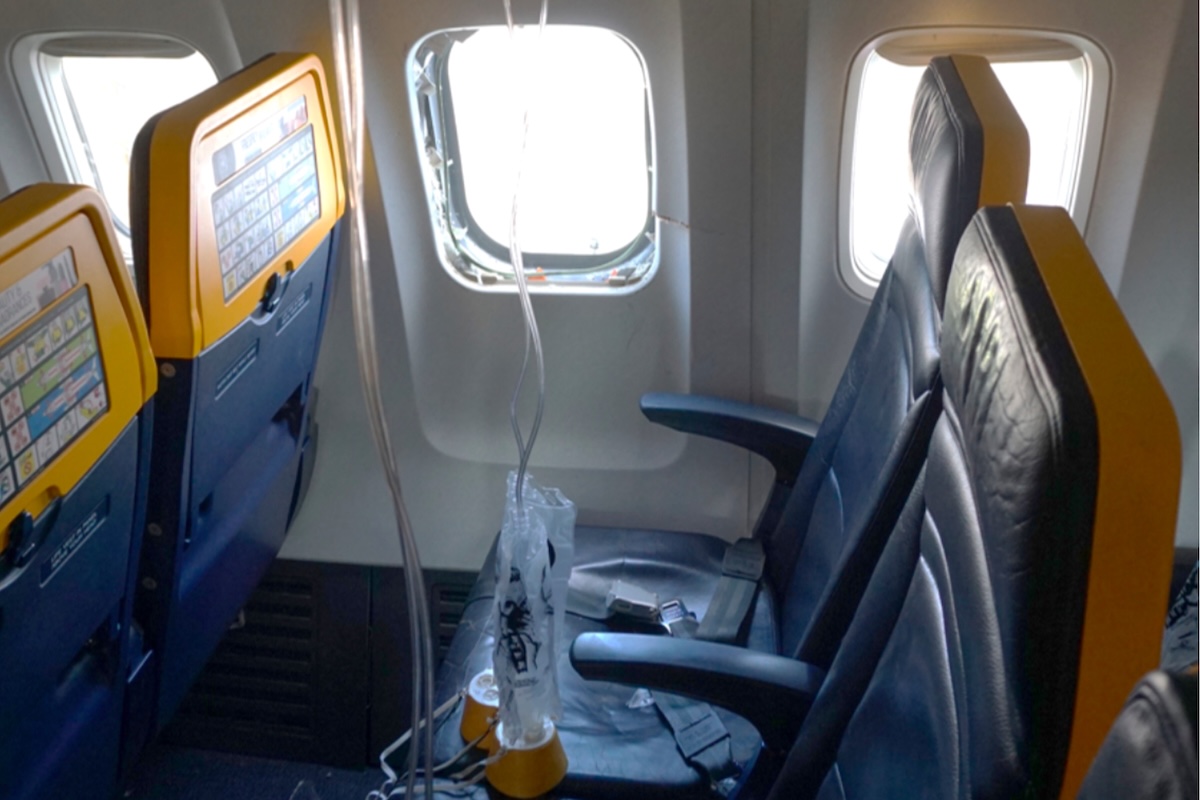 Un pezzo di motore provoca la rottura del finestrino su aereo Ryanair, passeggero quasi risucchiato fuori