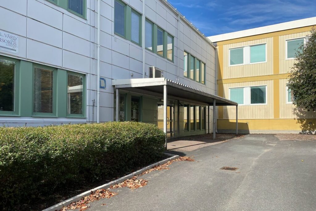 Un ragazzo ferisce tre persone con una spada in una scuola a Fagersta, Svezia