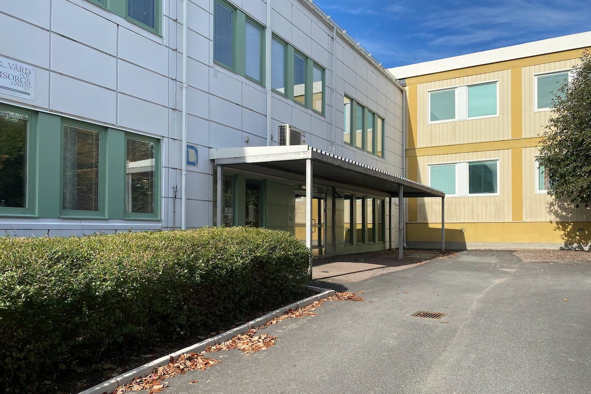 Un ragazzo ferisce tre persone con una spada in una scuola a Fagersta, Svezia